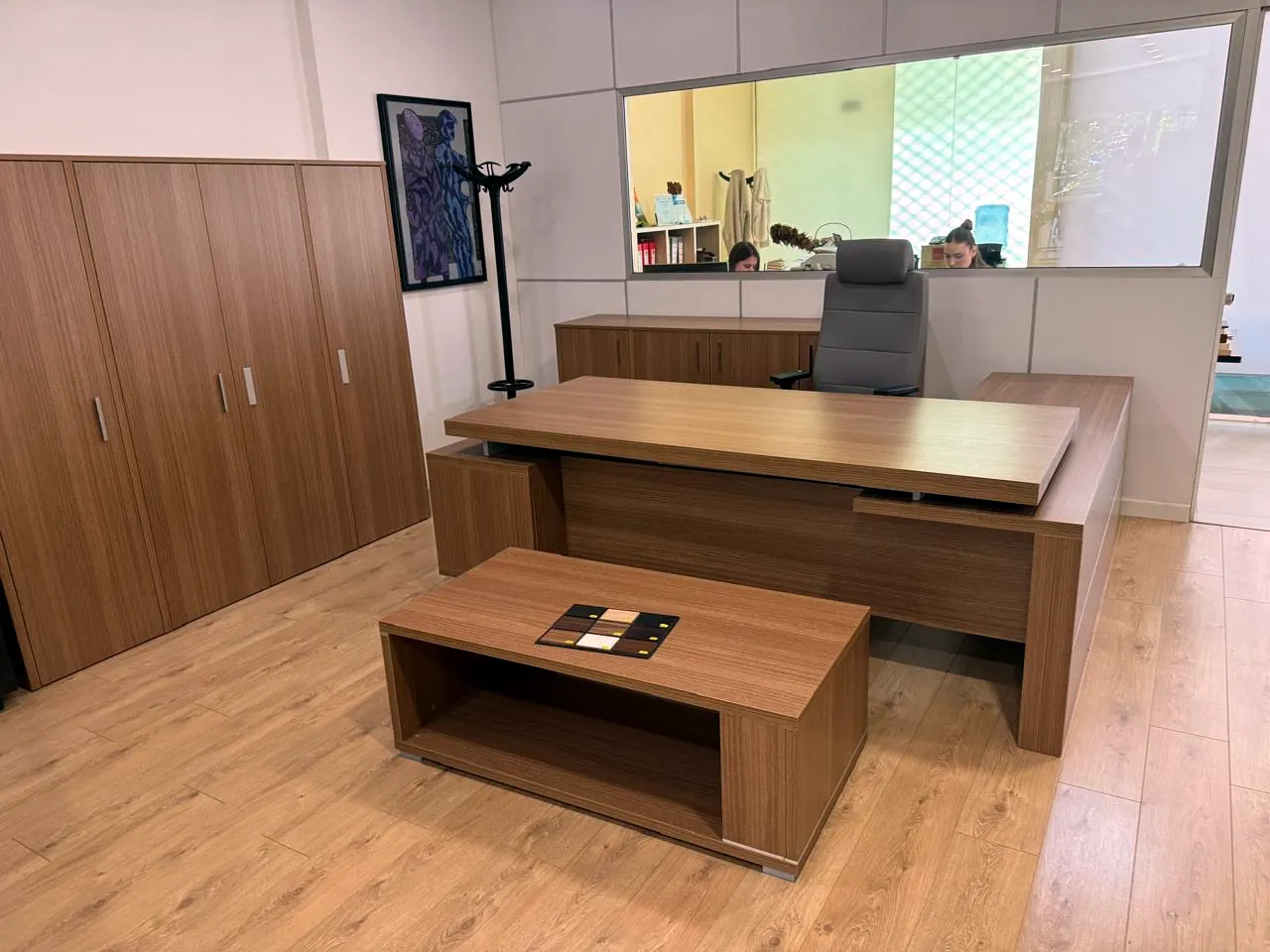 Brenda showroom-it Prestigj: tavolinë ekzekutive në dru arre, tavolinë e ulët dhe dollapë